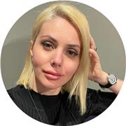Italienisch Muttersprachlerin, die Menschen jeden Alters hilft, die Sprache zu lernen. Auch Deutsch bis zum Niveau C2.